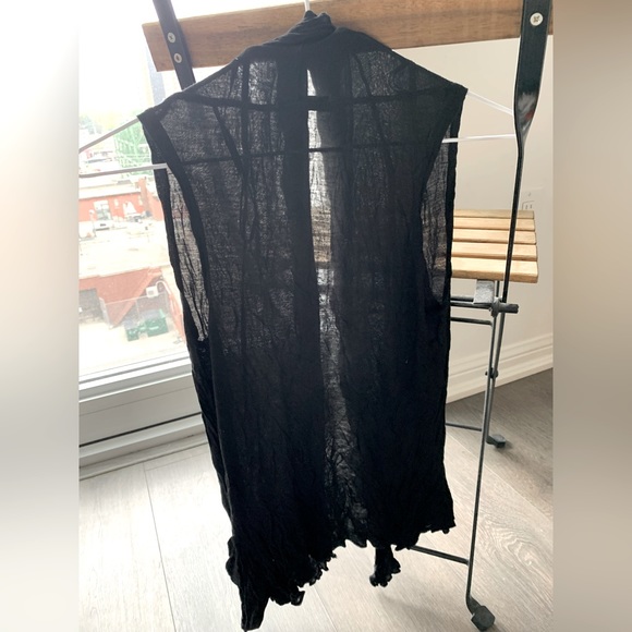 Black Sleeveless Lightweight Vest with Pockets - Picture 2 of 2